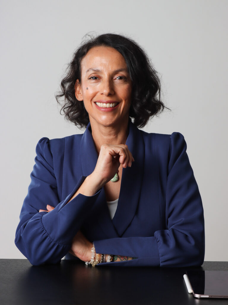 Retrato profesional de Vanessa Miescher, psicóloga clínica cognitivo-conductual.